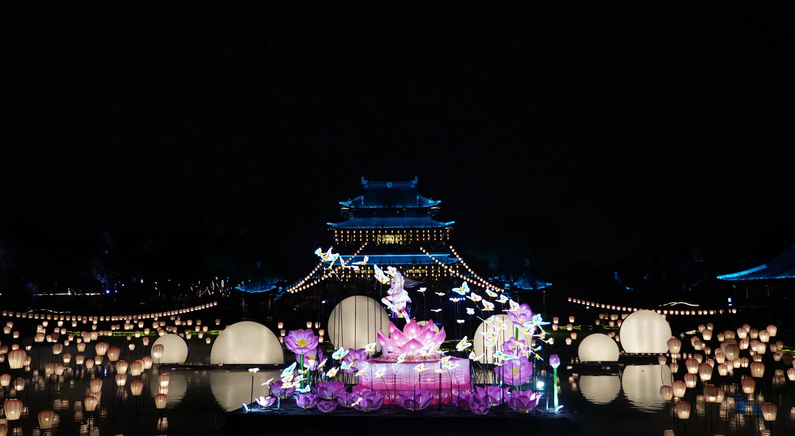 爱游戏体育APP下载-夜空灯光飞盘表演，灯火璀璨中的飞盘奇观的简单介绍