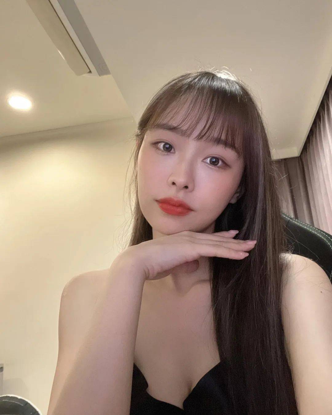 包含女性电竞选手崭露头角，电竞行业性别平等化的词条