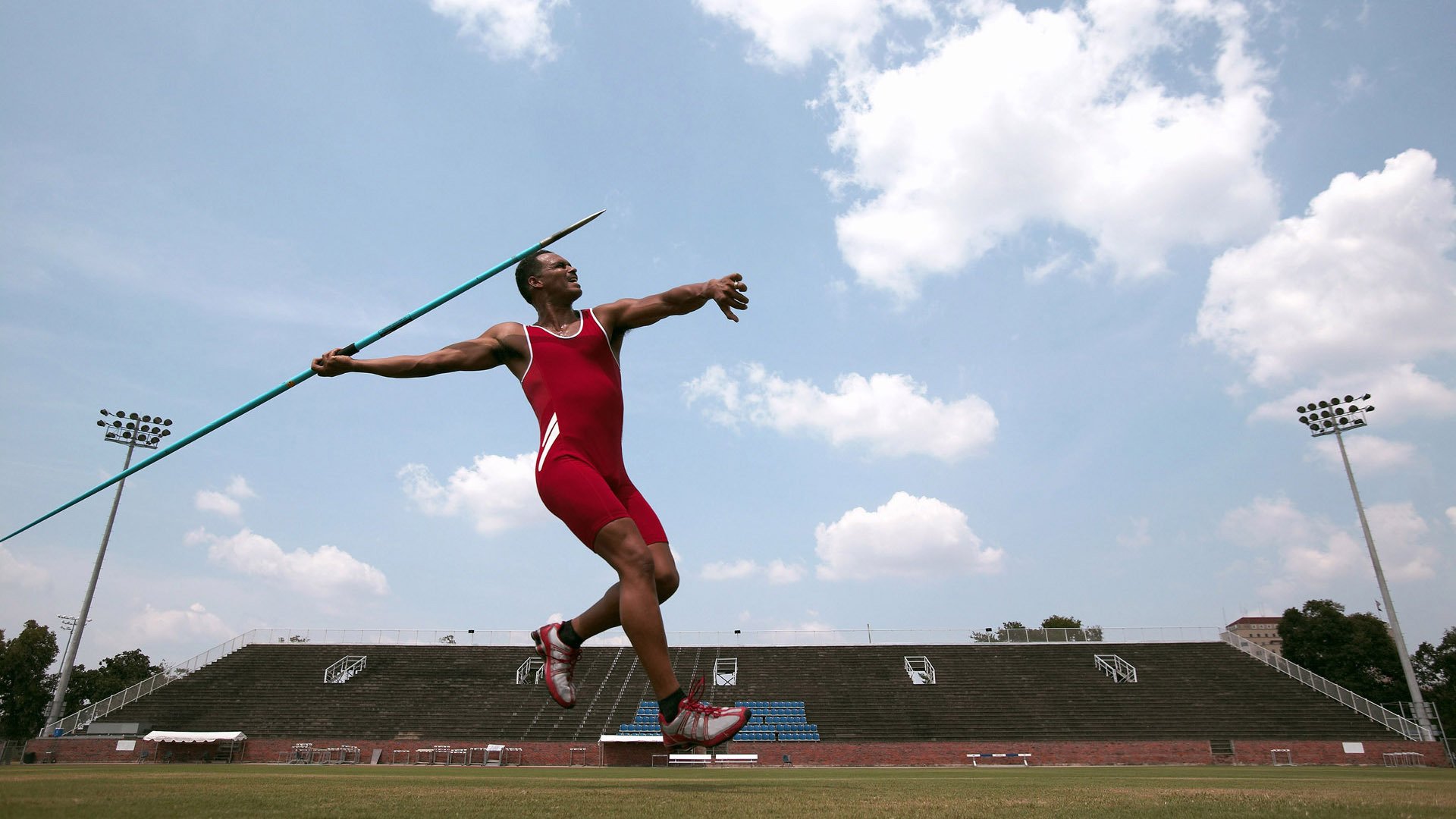 AYX SPORTS-德国骑手弗洛尔·德·温内在2024年欧洲三项赛锦标赛中获得个人铜牌，表现出色。